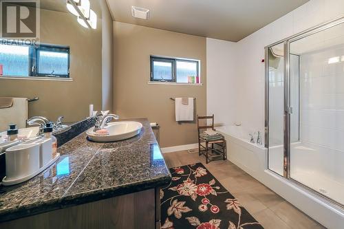 570 Sarsons Road Unit# 8, Kelowna, BC - Indoor Photo Showing Bathroom