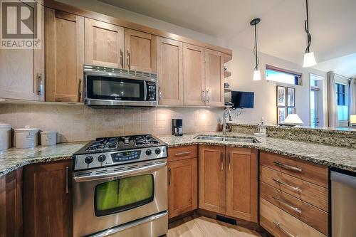 570 Sarsons Road Unit# 8, Kelowna, BC - Indoor Photo Showing Kitchen With Double Sink