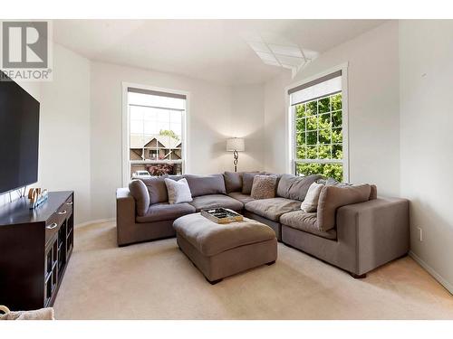 4823 Parkridge Drive, Kelowna, BC - Indoor Photo Showing Living Room