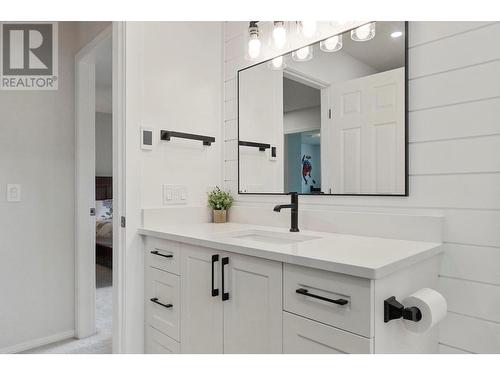 4823 Parkridge Drive, Kelowna, BC -  Photo Showing Bathroom