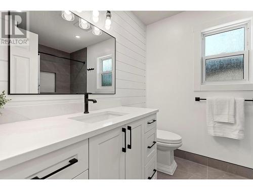 4823 Parkridge Drive, Kelowna, BC - Indoor Photo Showing Bathroom