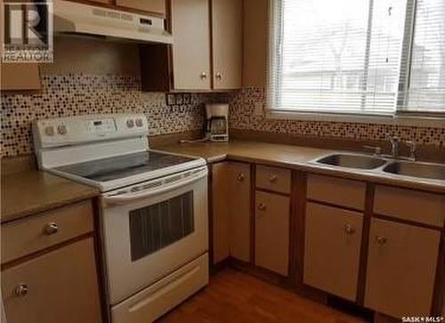 77 Mackenzie Mews, Regina, SK - Indoor Photo Showing Kitchen With Double Sink