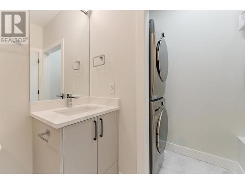 839 Lawson Avenue Unit# 1, Kelowna, BC - Indoor Photo Showing Laundry Room