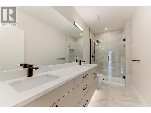 839 Lawson Avenue Unit# 1, Kelowna, BC - Indoor Photo Showing Bathroom