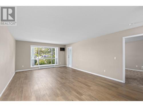 709 Houghton Road Unit# 108, Kelowna, BC - Indoor Photo Showing Living Room