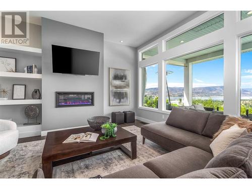 1288 Steele Road, Kelowna, BC - Indoor Photo Showing Living Room