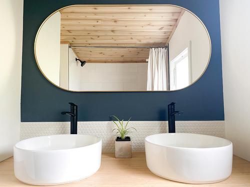 2424 Canyon Street, Creston, BC - Indoor Photo Showing Bathroom