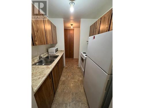 216 Spieker Avenue Unit# 204, Tumbler Ridge, BC - Indoor Photo Showing Kitchen With Double Sink