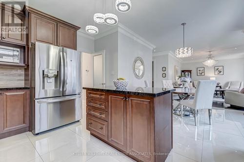 3261 Paul Henderson Drive, Mississauga, ON - Indoor Photo Showing Kitchen