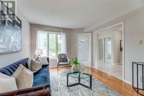 4208 Sagebrush Trail, Mississauga, ON - Indoor Photo Showing Living Room