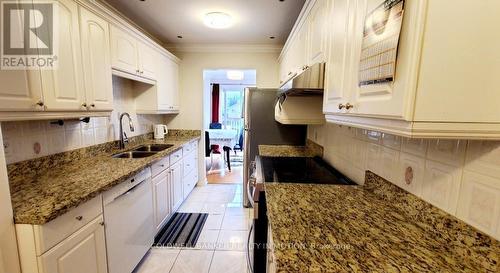 4072 Bishopstoke Lane, Mississauga, ON - Indoor Photo Showing Kitchen With Double Sink