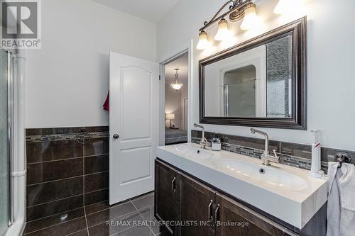 5761 Ironwood Street, Niagara Falls, ON - Indoor Photo Showing Bathroom