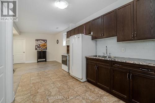 5761 Ironwood Street, Niagara Falls, ON - Indoor Photo Showing Kitchen With Double Sink