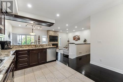 5761 Ironwood Street, Niagara Falls, ON - Indoor Photo Showing Kitchen With Upgraded Kitchen