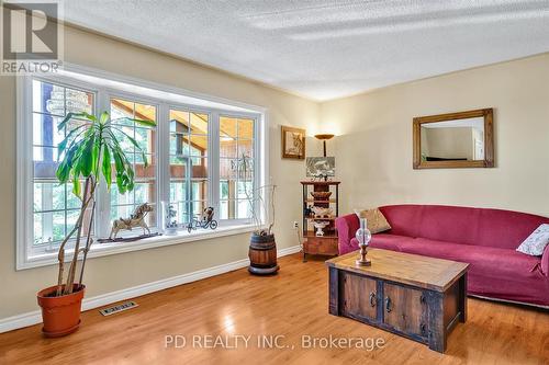 506 Cedar Glen Road, Kawartha Lakes, ON - Indoor Photo Showing Living Room