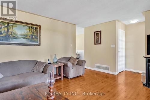 506 Cedar Glen Road, Kawartha Lakes, ON - Indoor Photo Showing Living Room