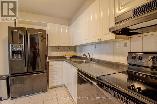 1012 - 1320 Mississauga Valley Boulevard, Mississauga, ON - Indoor Photo Showing Kitchen