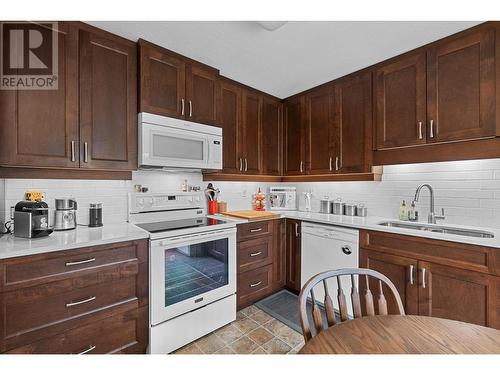 1530 Kelglen Crescent Unit# 2, Kelowna, BC - Indoor Photo Showing Kitchen With Double Sink