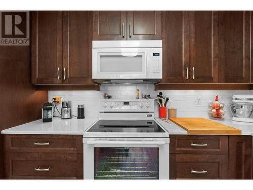 1530 Kelglen Crescent Unit# 2, Kelowna, BC - Indoor Photo Showing Kitchen