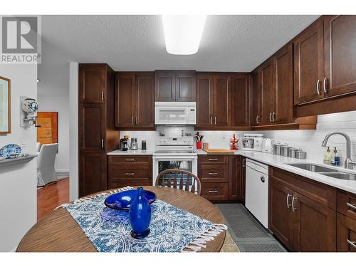 1530 Kelglen Crescent Unit# 2, Kelowna, BC - Indoor Photo Showing Kitchen With Double Sink