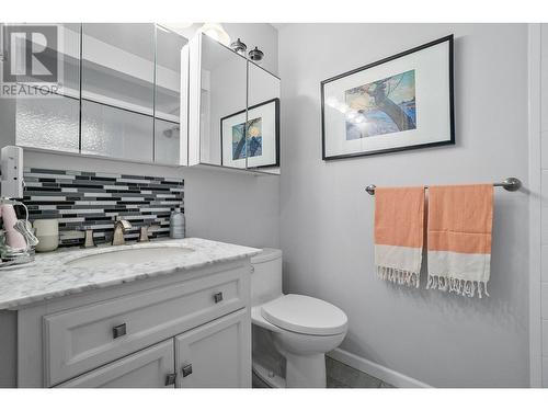 1530 Kelglen Crescent Unit# 2, Kelowna, BC - Indoor Photo Showing Bathroom