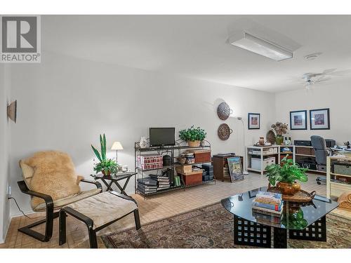 1530 Kelglen Crescent Unit# 2, Kelowna, BC - Indoor Photo Showing Living Room
