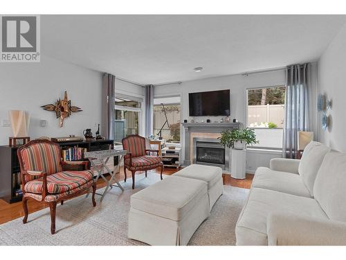 1530 Kelglen Crescent Unit# 2, Kelowna, BC - Indoor Photo Showing Living Room With Fireplace