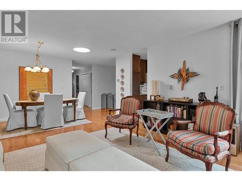 1530 Kelglen Crescent Unit# 2, Kelowna, BC - Indoor Photo Showing Living Room