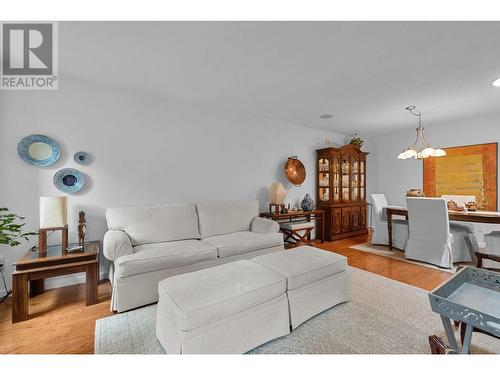 1530 Kelglen Crescent Unit# 2, Kelowna, BC - Indoor Photo Showing Living Room