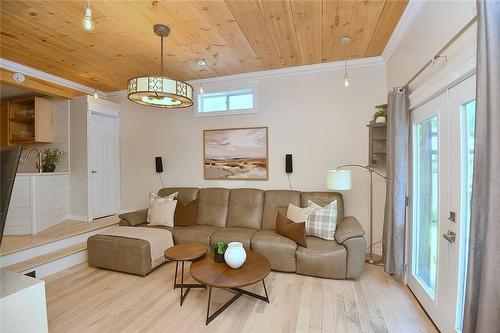 587 Mary Street, Hamilton, ON - Indoor Photo Showing Living Room