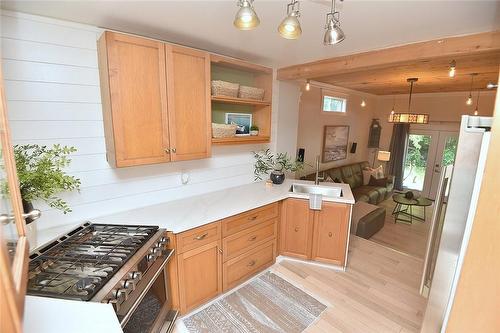 587 Mary Street, Hamilton, ON - Indoor Photo Showing Kitchen