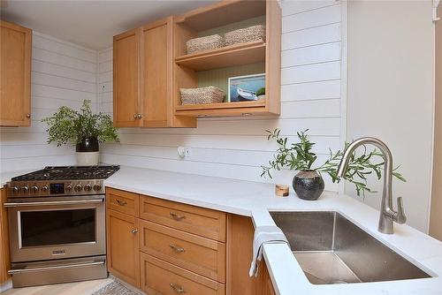 587 Mary Street, Hamilton, ON - Indoor Photo Showing Kitchen