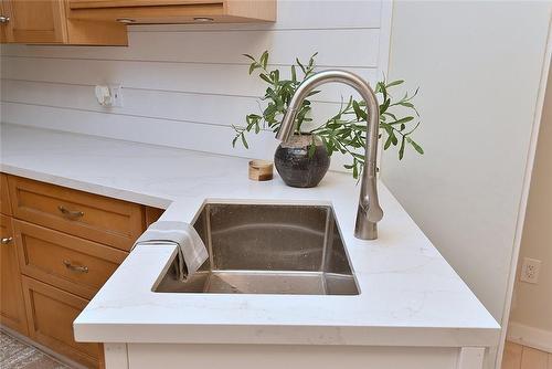 587 Mary Street, Hamilton, ON - Indoor Photo Showing Kitchen