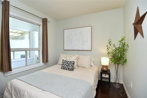 587 Mary Street, Hamilton, ON - Indoor Photo Showing Bedroom