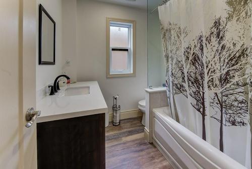 72 Edgemont Street N, Hamilton, ON - Indoor Photo Showing Bathroom