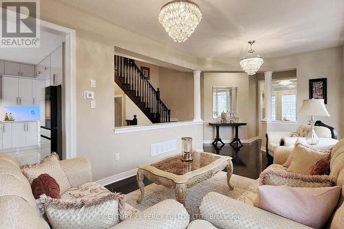 39 Jocada Court, Richmond Hill, ON - Indoor Photo Showing Living Room