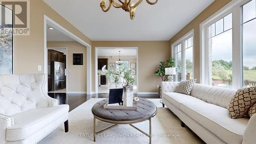 51 Philips Lake Court, Richmond Hill, ON - Indoor Photo Showing Living Room