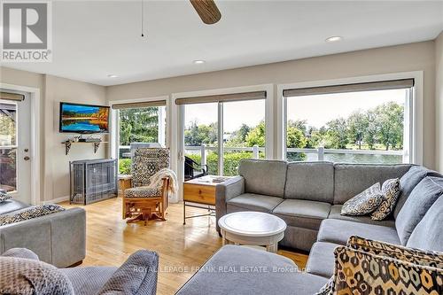 318 Sherin Avenue, Peterborough, ON - Indoor Photo Showing Living Room