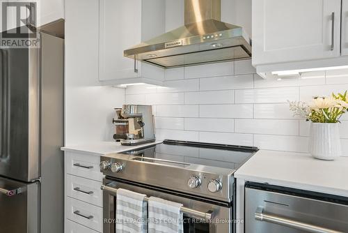 917 - 58 Lakeside Terrace, Barrie (Little Lake), ON - Indoor Photo Showing Kitchen With Stainless Steel Kitchen With Upgraded Kitchen