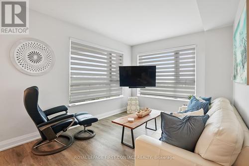 917 - 58 Lakeside Terrace, Barrie, ON - Indoor Photo Showing Living Room