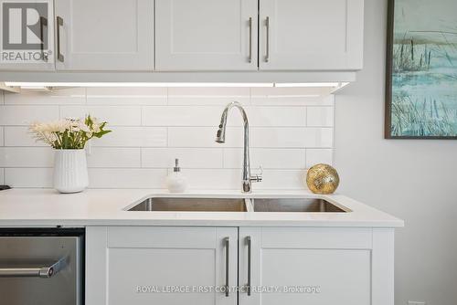 917 - 58 Lakeside Terrace, Barrie, ON - Indoor Photo Showing Kitchen With Double Sink