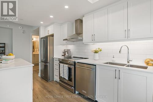 917 - 58 Lakeside Terrace, Barrie (Little Lake), ON - Indoor Photo Showing Kitchen With Stainless Steel Kitchen With Double Sink With Upgraded Kitchen