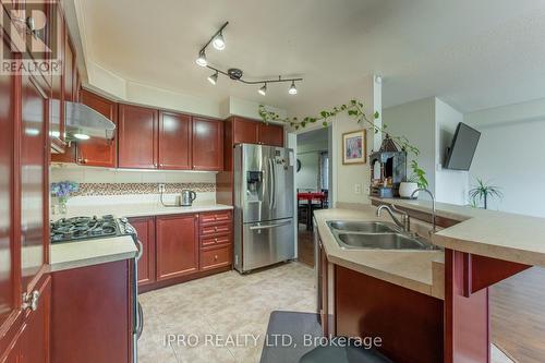 112 Cedarbrook Road, Brampton, ON - Indoor Photo Showing Kitchen With Double Sink