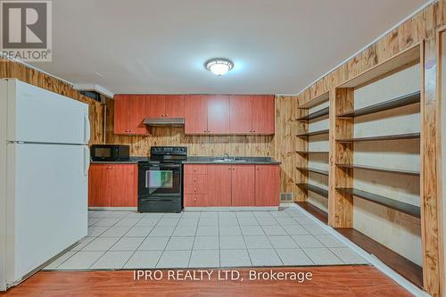 56 Courtleigh Square, Brampton, ON - Indoor Photo Showing Kitchen