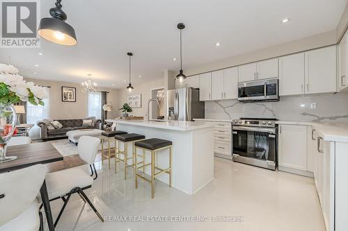 917 Whaley Way, Milton, ON - Indoor Photo Showing Kitchen With Upgraded Kitchen