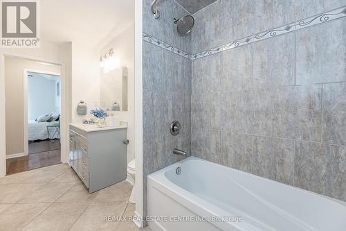 917 Whaley Way, Milton, ON - Indoor Photo Showing Bathroom