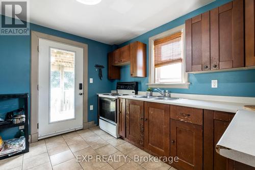 404 Lancaster Street W, Kitchener, ON - Indoor Photo Showing Bedroom