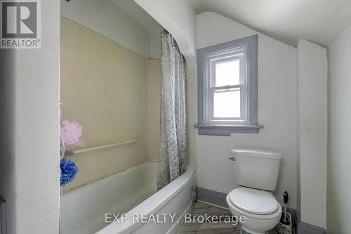 404 Lancaster Street W, Kitchener, ON - Indoor Photo Showing Bathroom