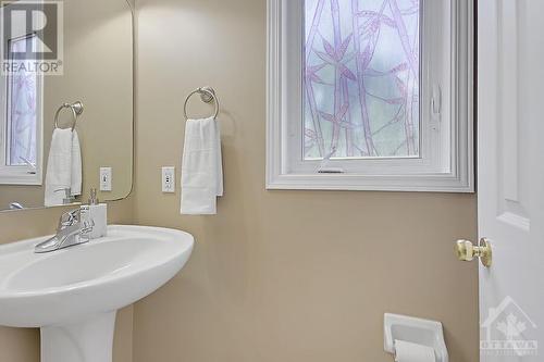 35 Briarway Private, Ottawa, ON - Indoor Photo Showing Bathroom