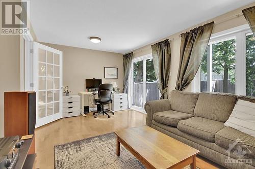 35 Briarway Private, Ottawa, ON - Indoor Photo Showing Living Room